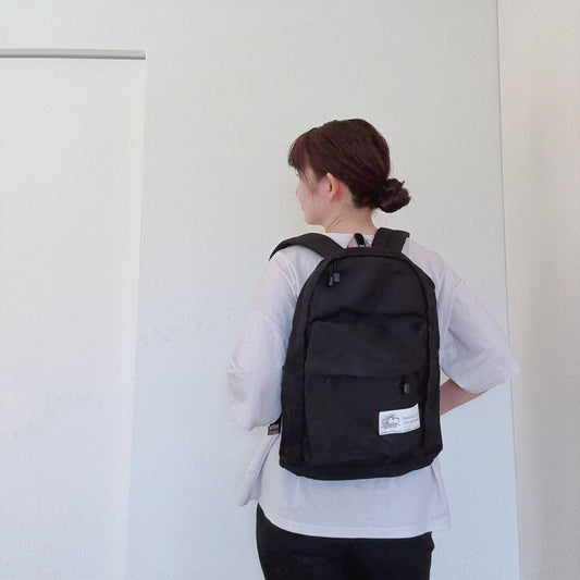 遠足に野外活動に、シンプル黒リュック