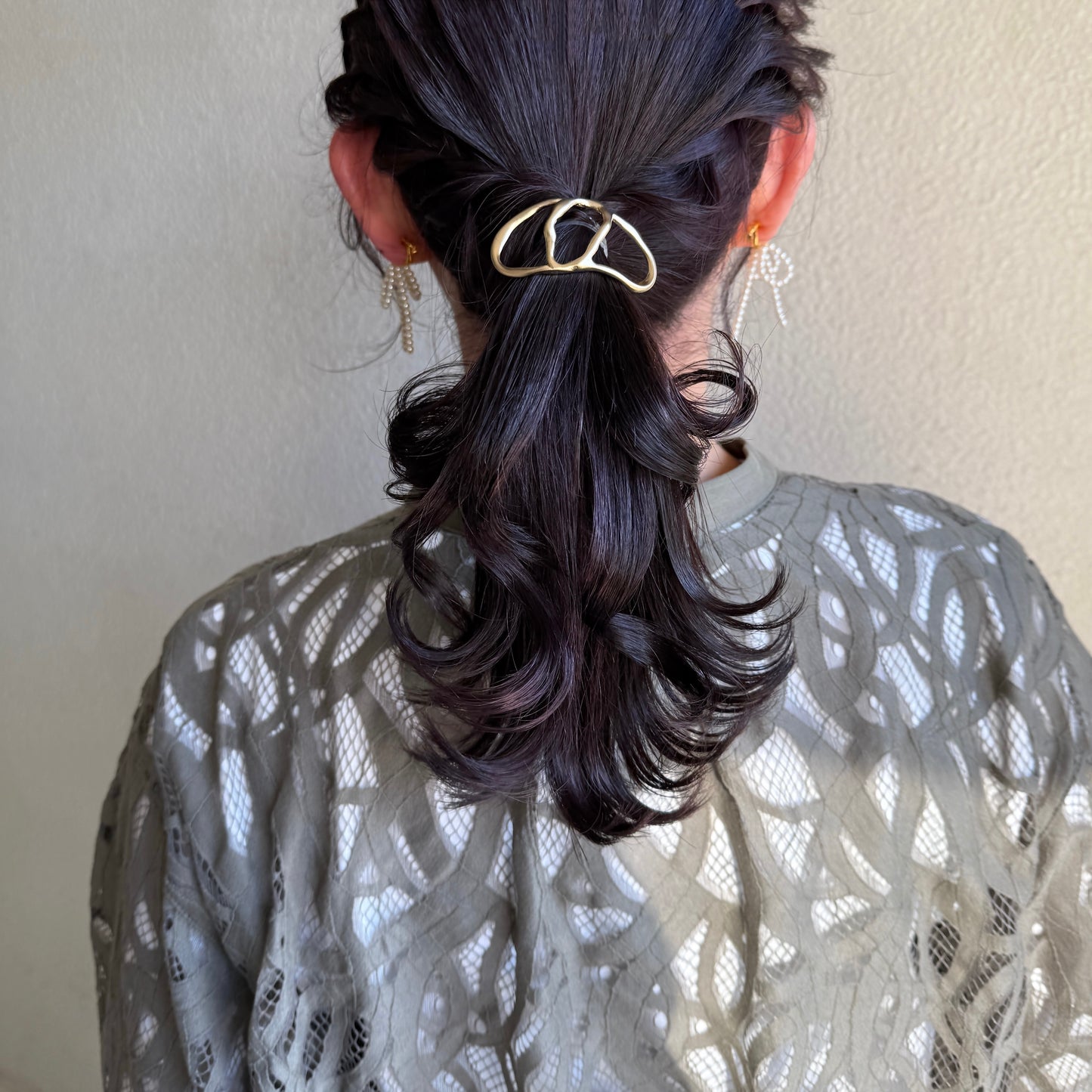 マットメタルでニュアンスあるヘアカフ