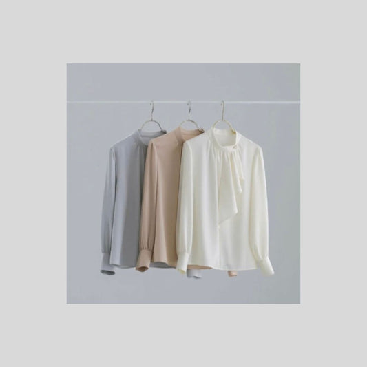 アシンメトリーなフレアがポイントのブラウス