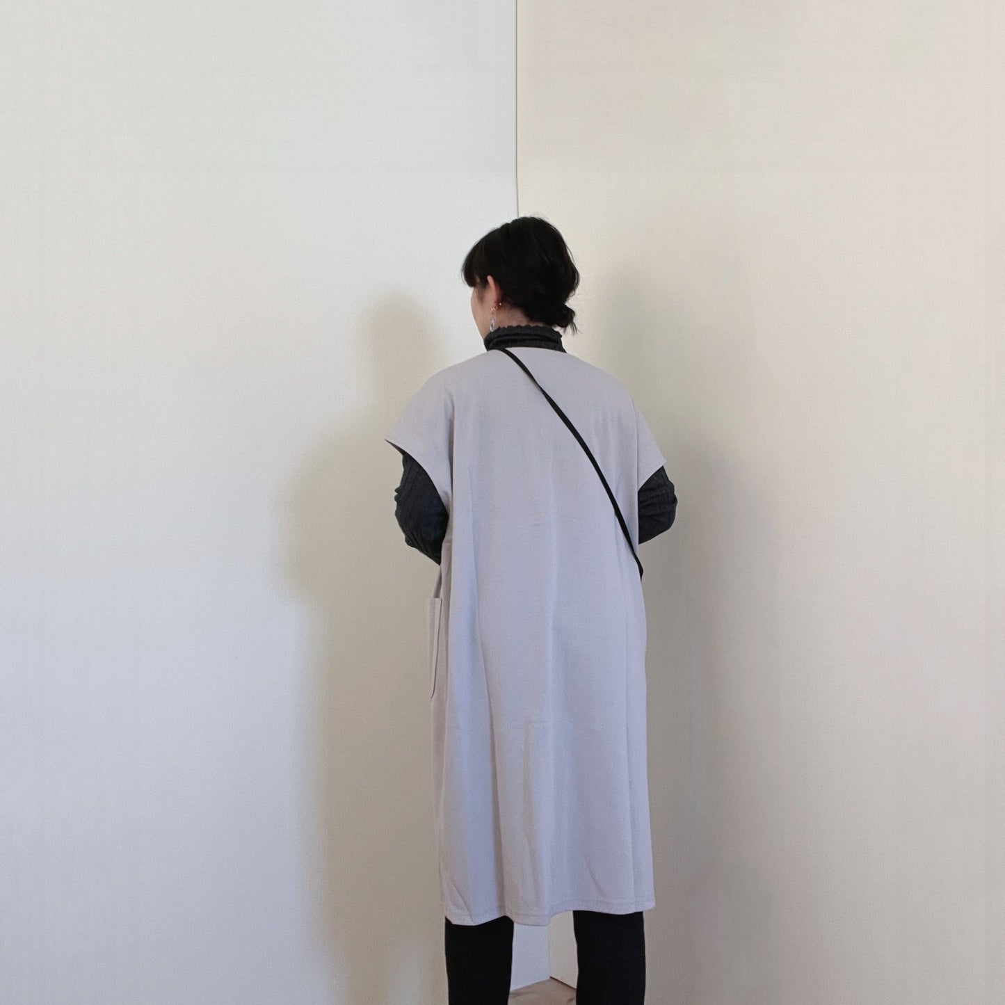 ちょこっと袖のある、クリーミーカラーのジレ