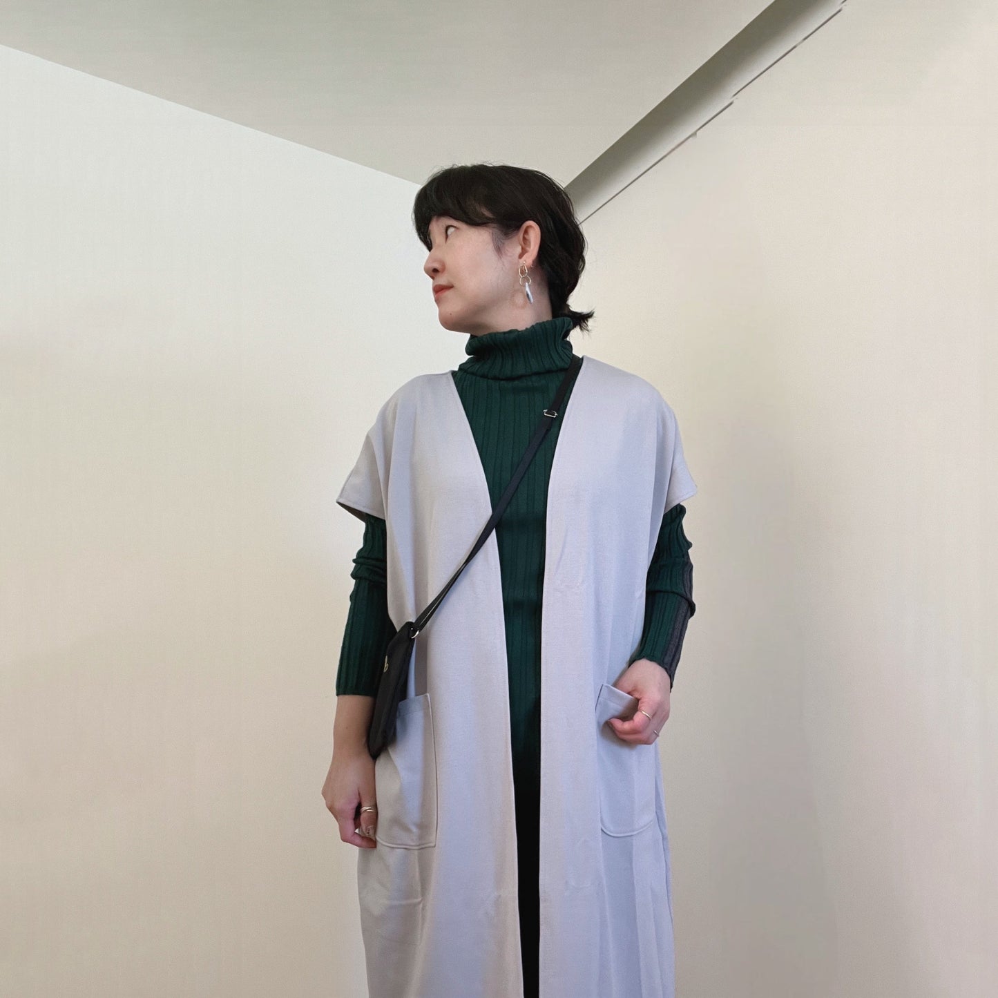 ちょこっと袖のある、クリーミーカラーのジレ