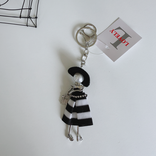 ロッカーの鍵にも♪ボーダードレスを着たドールのチャーム(キーホルダー)