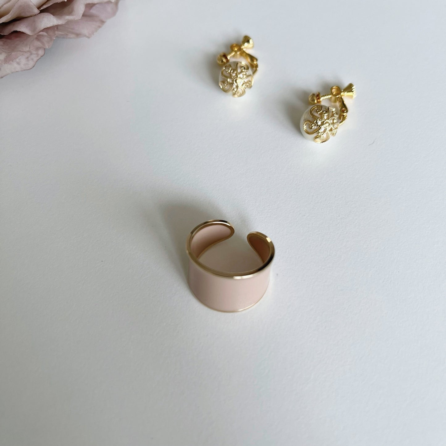 【再入荷】幅があるのに軽い軽いアクリルのイヤーカフ
