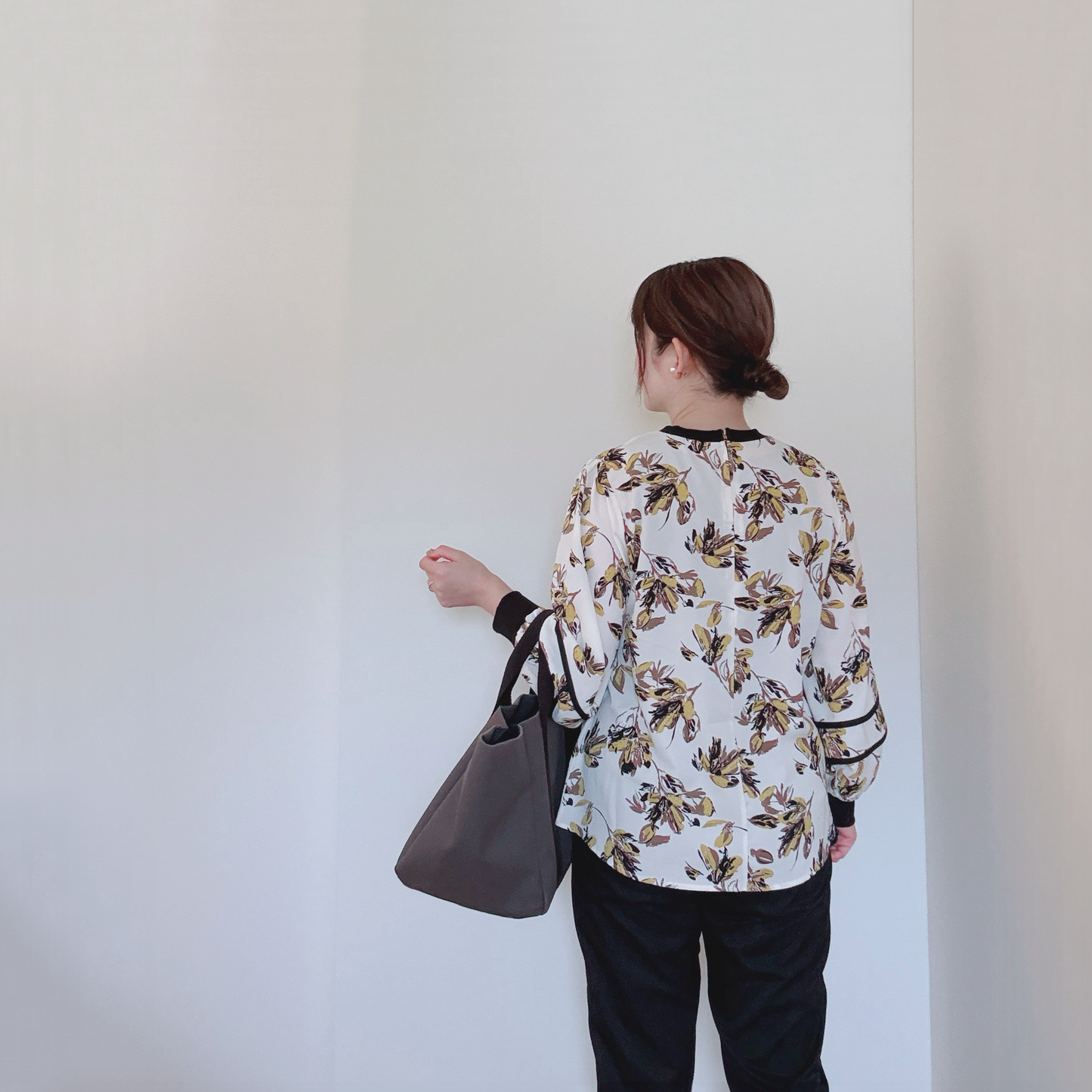 袖パイピングがかわいいブラウス