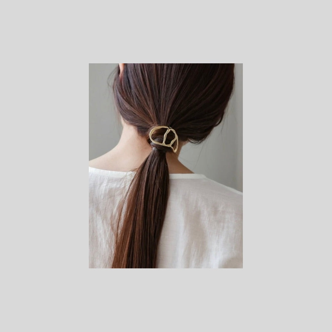 マットメタルでニュアンスあるヘアカフ