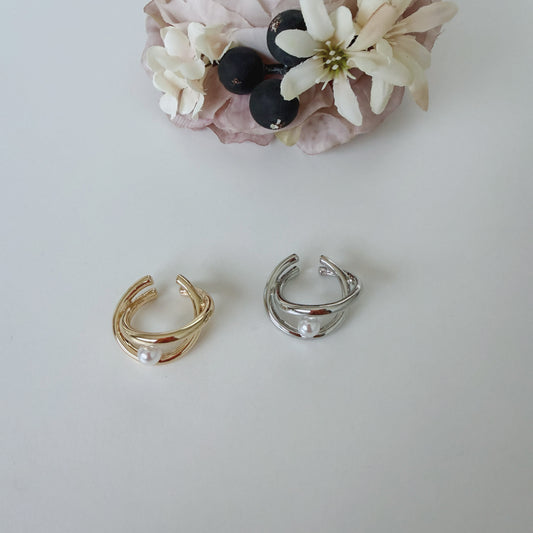 クロスラインが上品なイメージのイヤーカフ