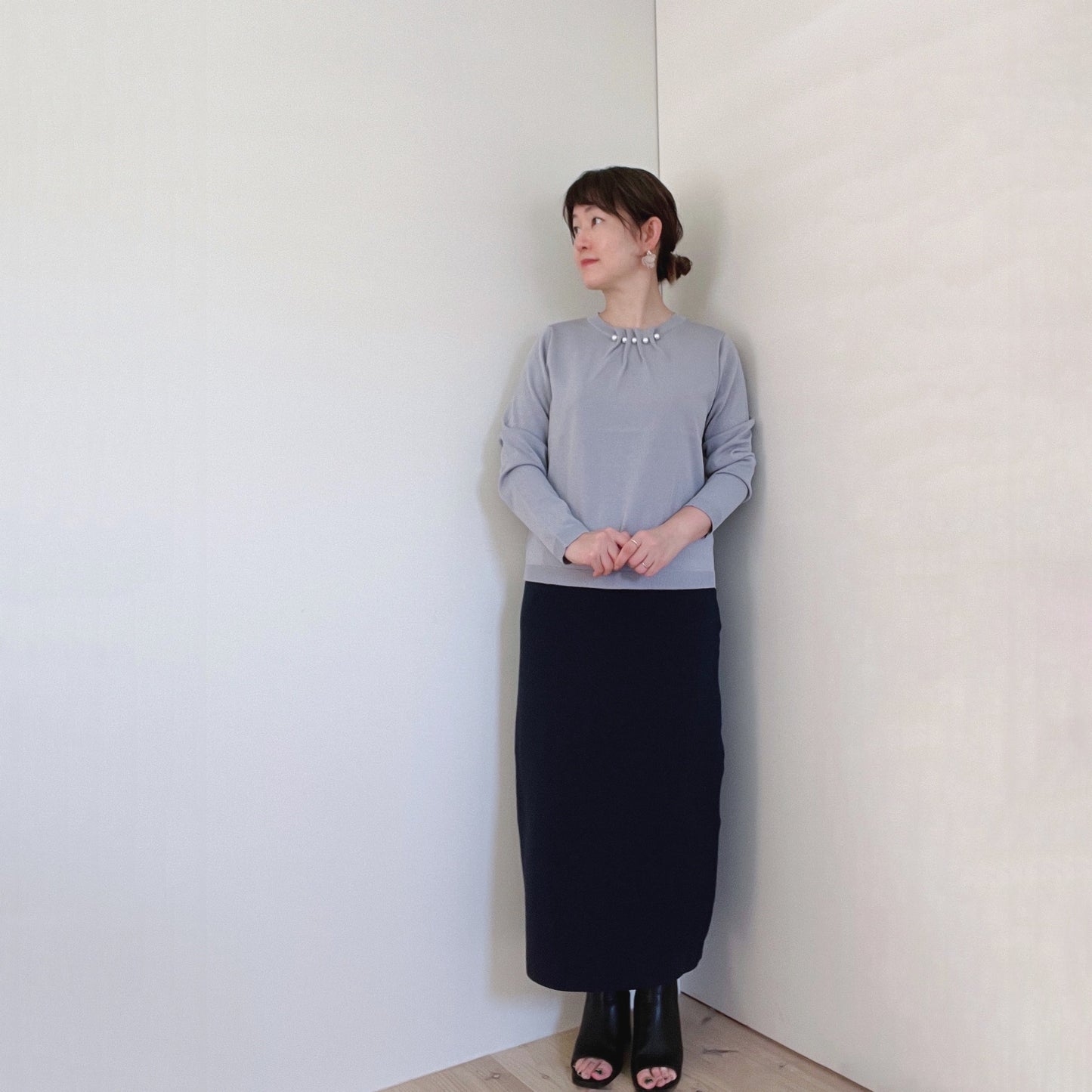 ジャケットのインにもOKなパールのトップス