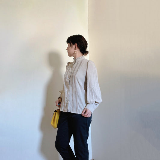 【再再再…入荷】ちょっとだけクラシカルなタックブラウス