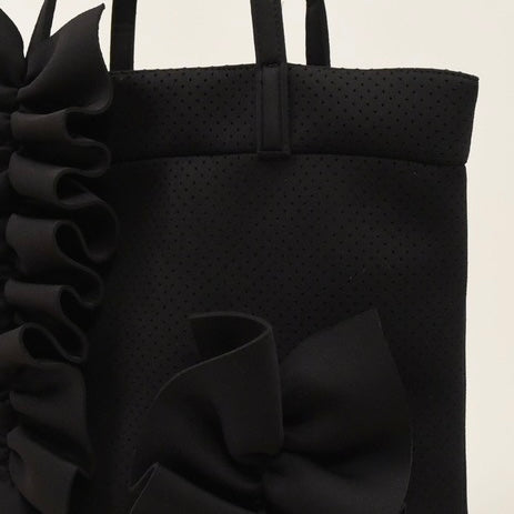 フリルが大人かわいいダイバー素材トート