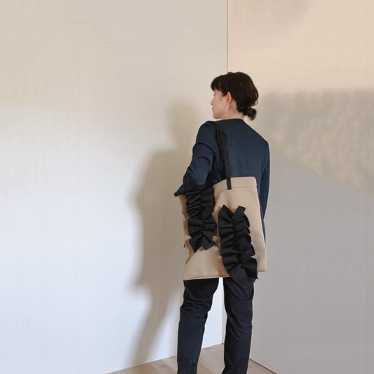 フリルが大人かわいいダイバー素材トート