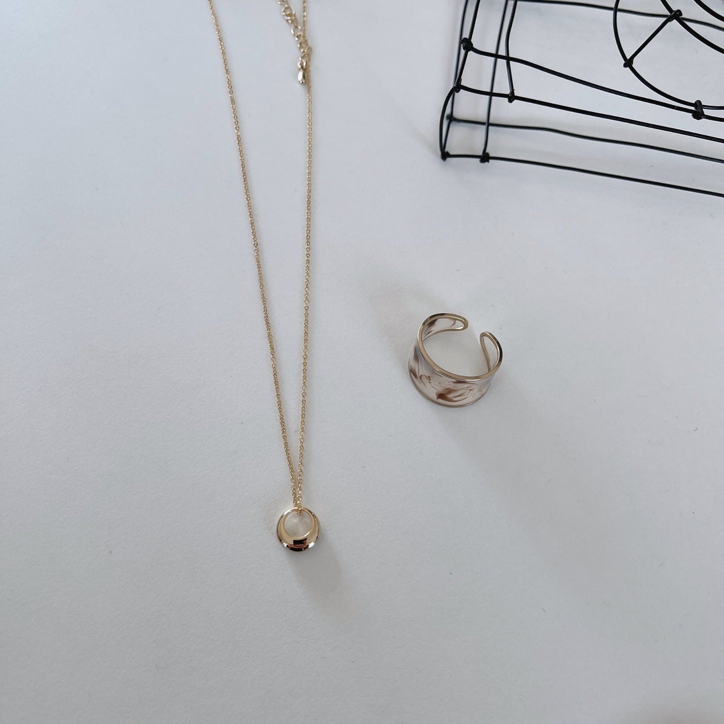 【再入荷】幅があるのに軽い軽いアクリルのイヤーカフ