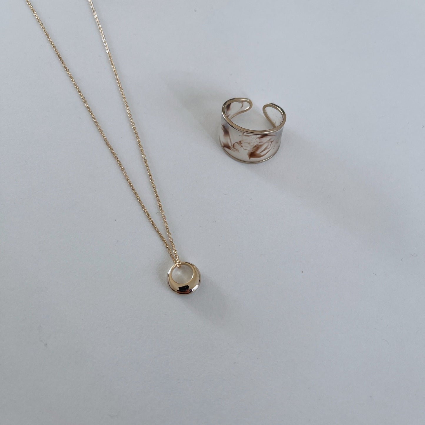 【新柄&新色入荷】幅があるのに軽い軽いアクリルのイヤーカフ