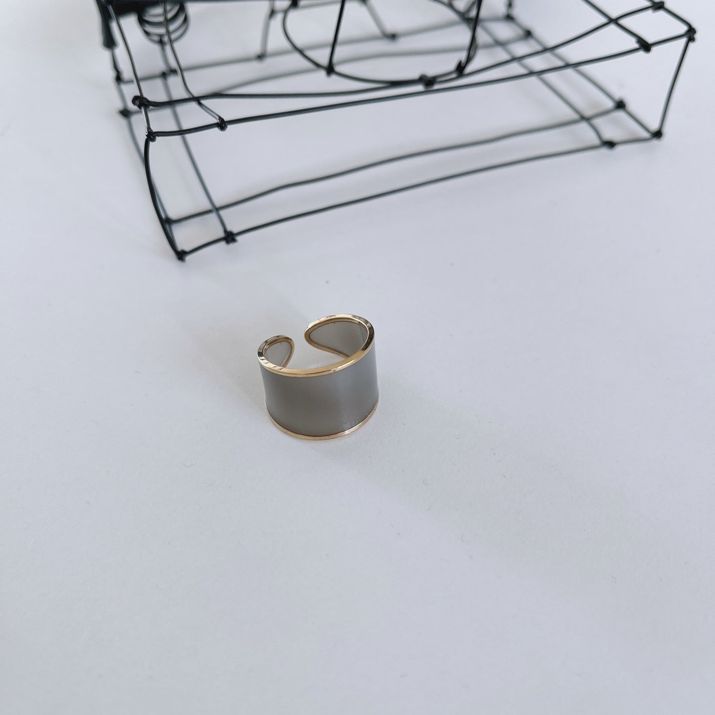 【再入荷】幅があるのに軽い軽いアクリルのイヤーカフ