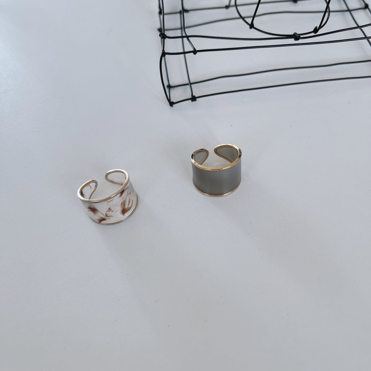 【新柄&新色入荷】幅があるのに軽い軽いアクリルのイヤーカフ