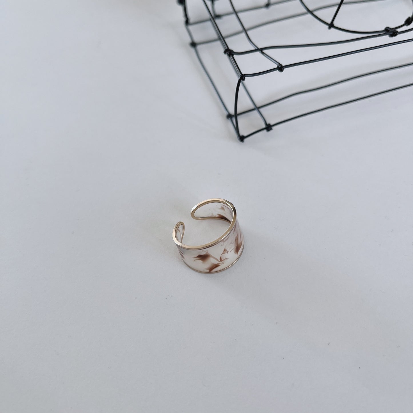 【再入荷】幅があるのに軽い軽いアクリルのイヤーカフ