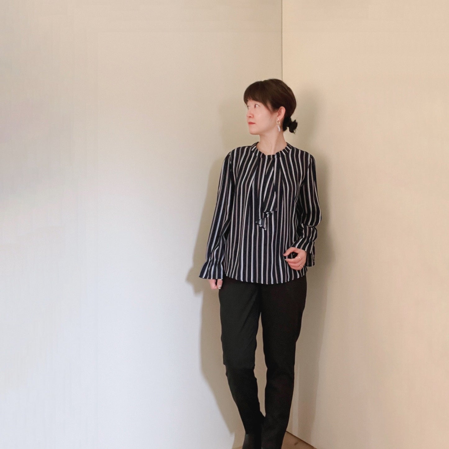 【再再再…入荷】イージーケアなラッフルタイのブラウス