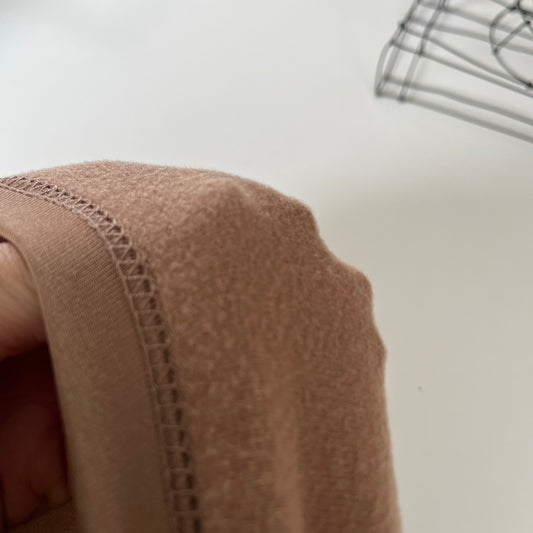 【今年も入荷】白ブラウスも透けないぞ!モカ色の長袖インナー