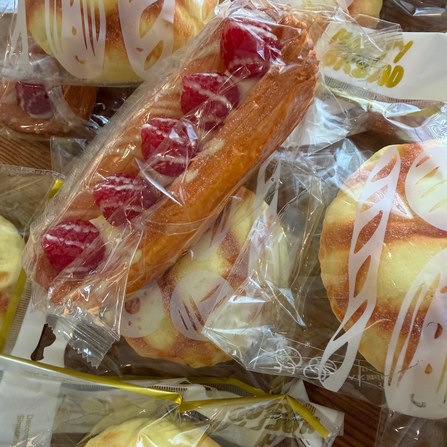 リアルな菓子パン系スクイーズ
