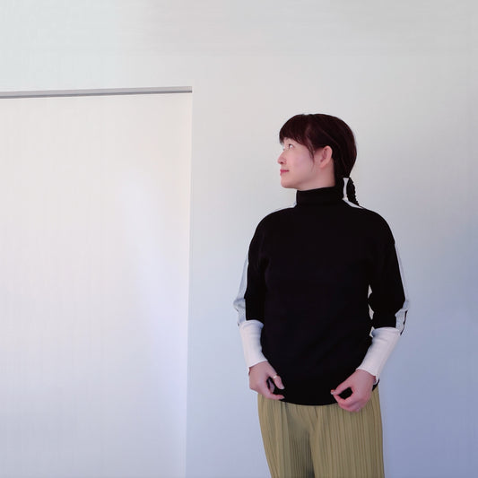 ラインと袖がポイントのタートルニット