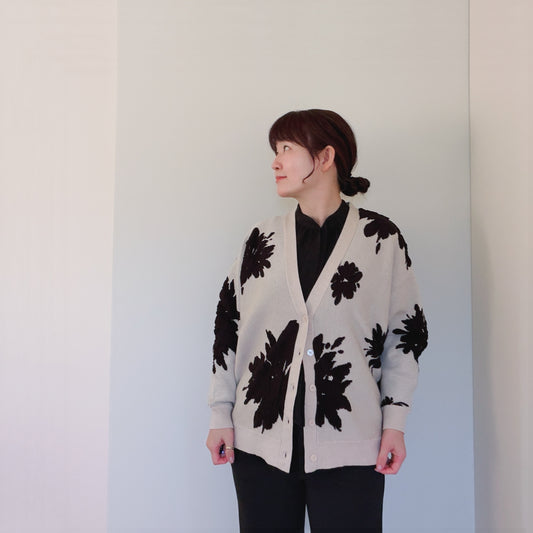 【再々入荷】立体感あるジャガードフラワーカーディガン