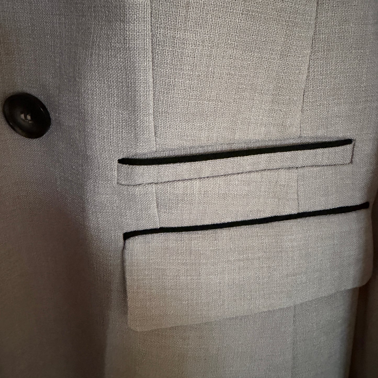 パイピングが上品な薄手ジャケット