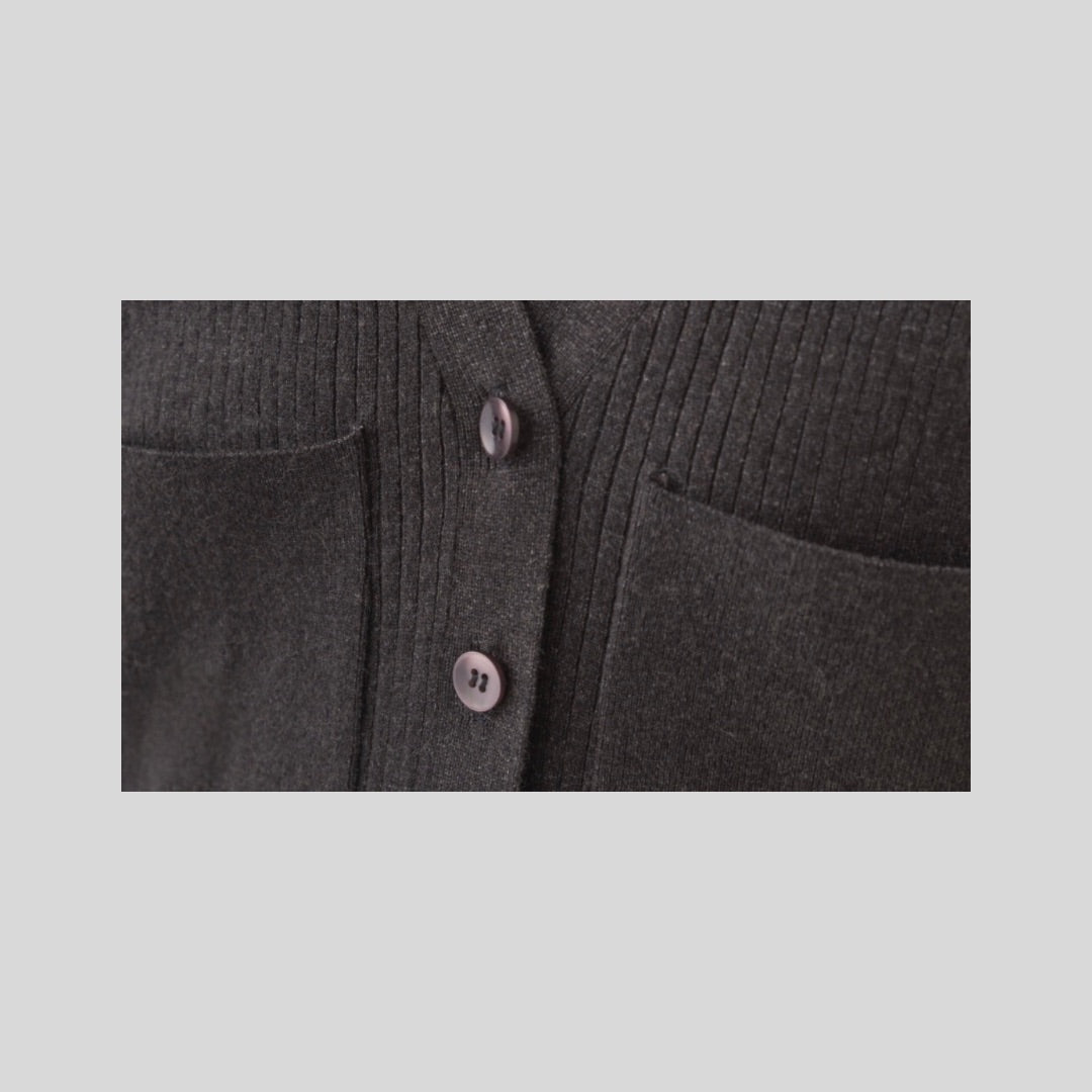 ポケット位置がバランス◎なニットカーディガン