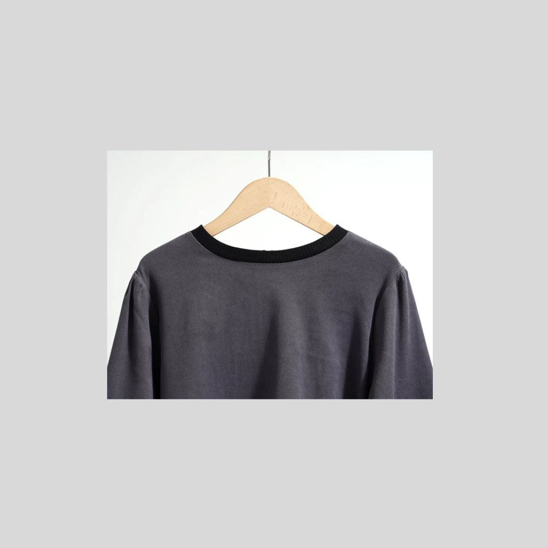 袖パイピングがかわいいブラウス