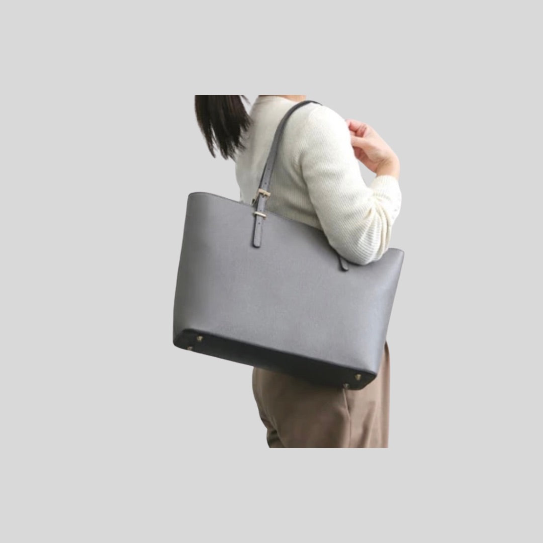 軽くてシンプル、きれいめ場面でも使いやすいA4トートバッグ