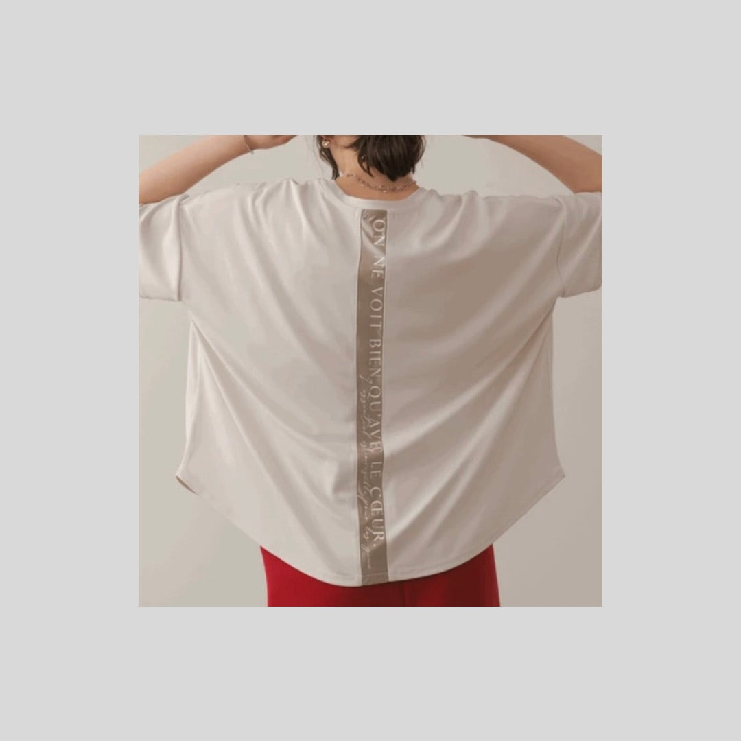 前はシンプルなバックロゴテープT