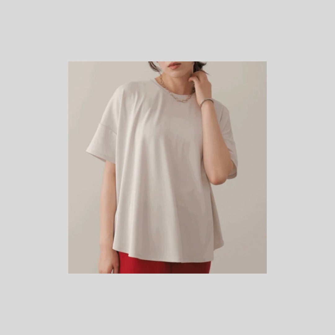 前はシンプルなバックロゴテープT