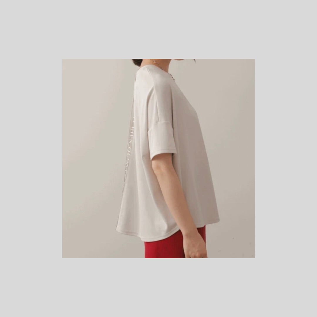 前はシンプルなバックロゴテープT