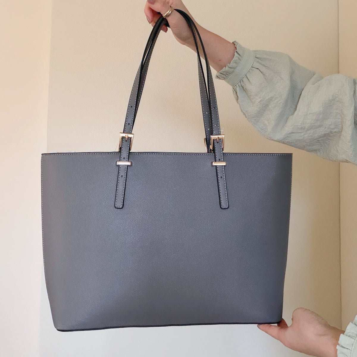 軽くてシンプル、きれいめ場面でも使いやすいA4トートバッグ
