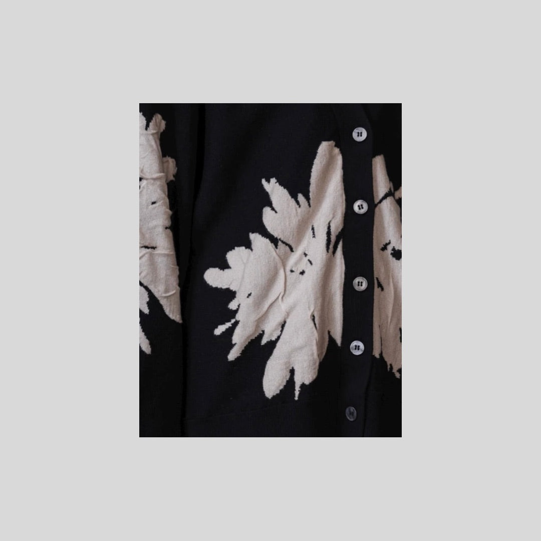 【再々入荷】立体感あるジャガードフラワーカーディガン