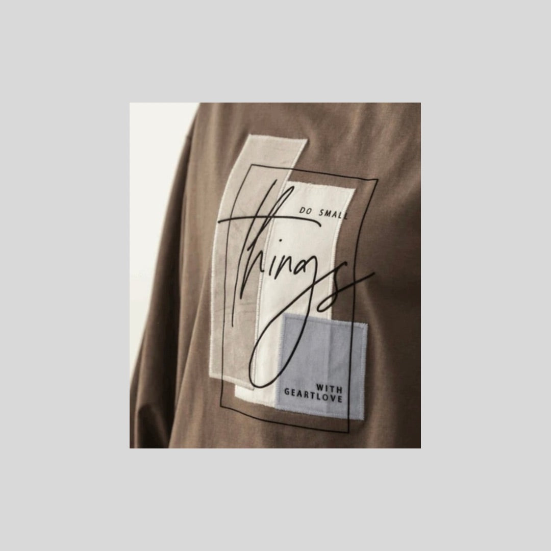 スウェード素材をコラージュ、雰囲気のあるロングTシャツ