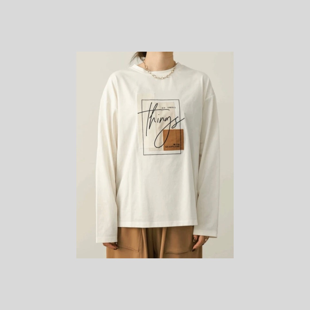 スウェード素材をコラージュ、雰囲気のあるロングTシャツ