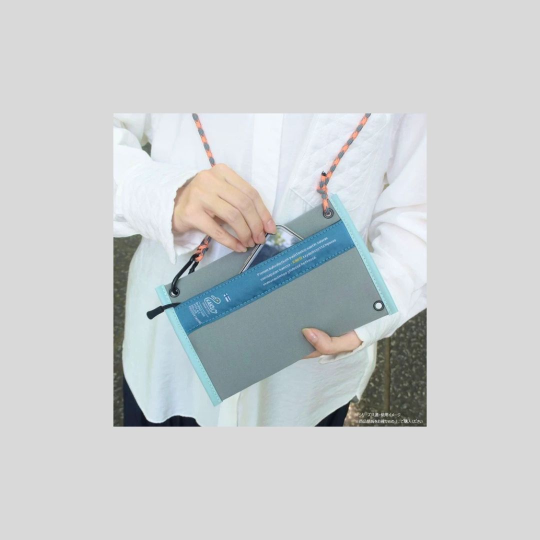 縦でも横でも♪コードがおしゃれなサコッシュ