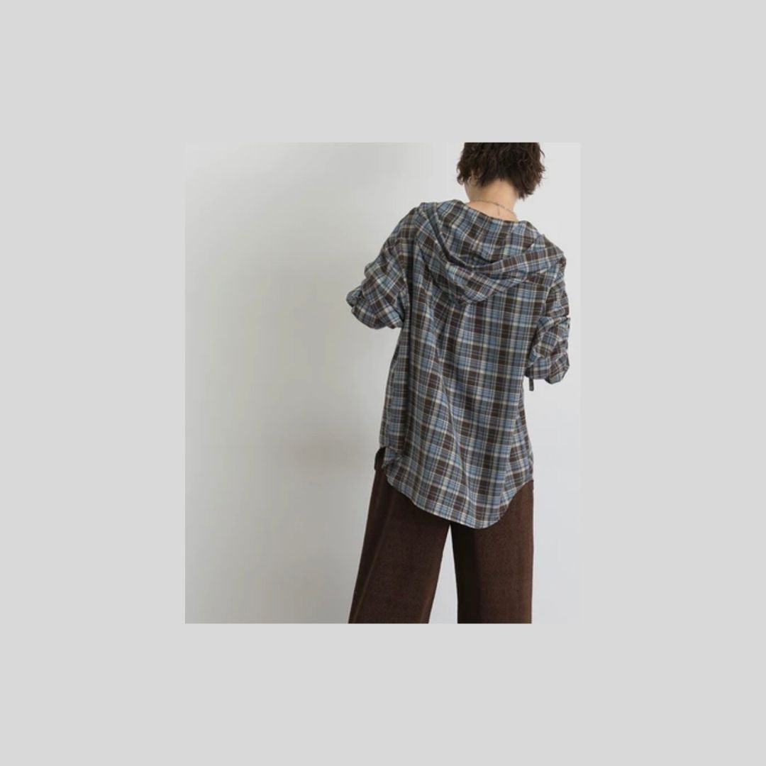 フードがポイント、ちょいシアーなチェックシャツ