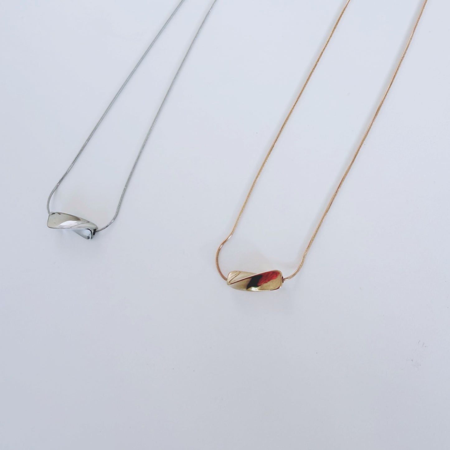 きれいめプルオーバーとネックレスのコーデセット