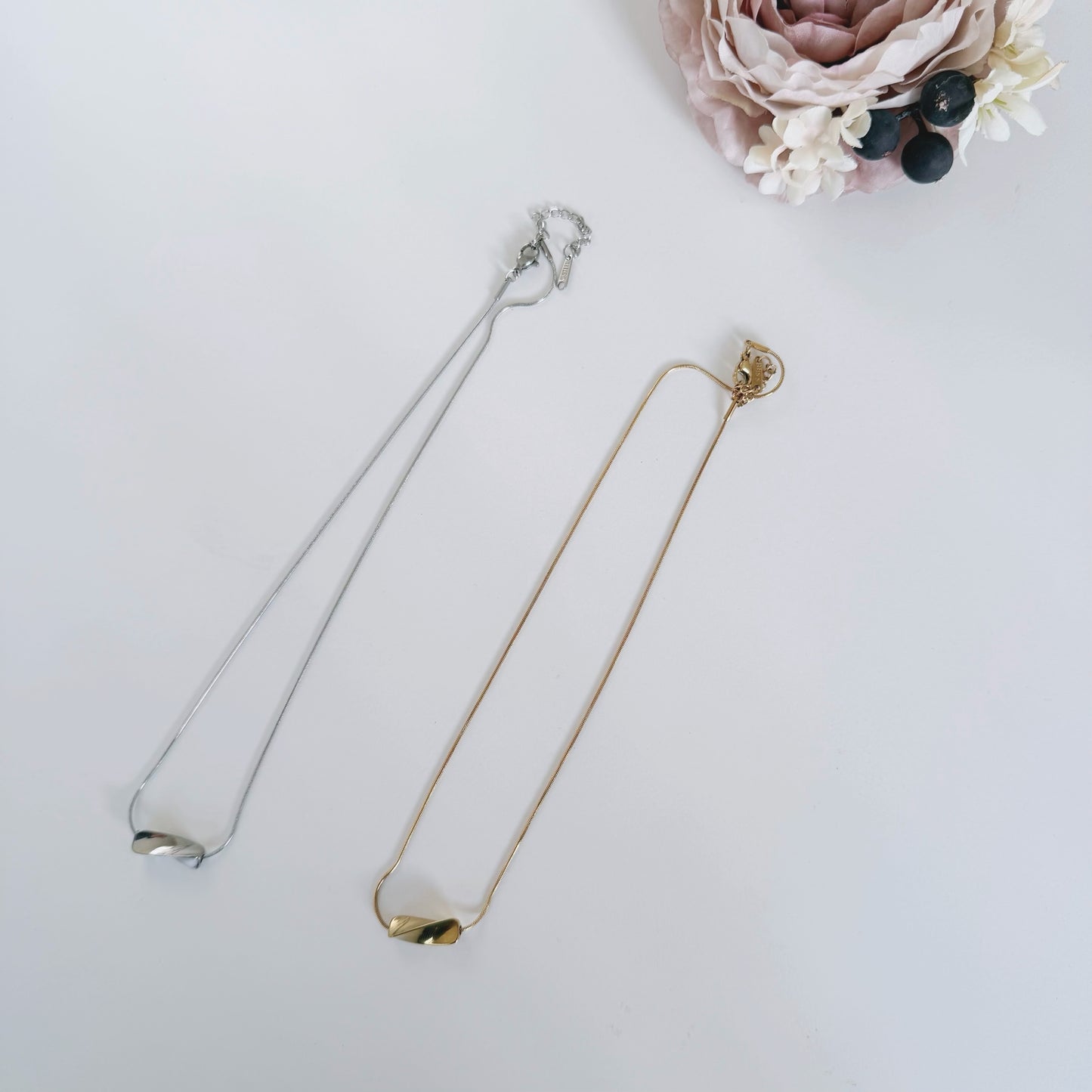 きれいめプルオーバーとネックレスのコーデセット