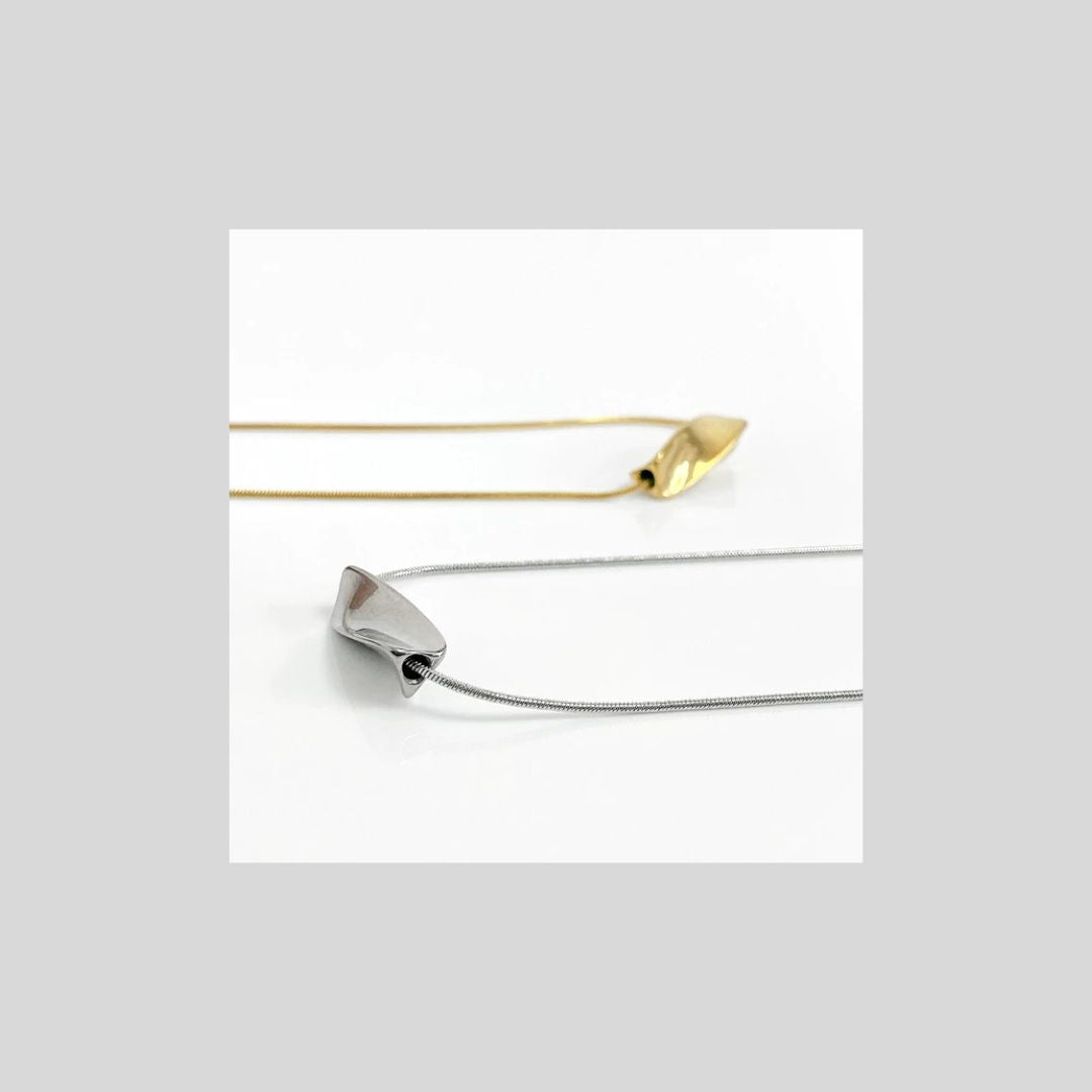 きれいめプルオーバーとネックレスのコーデセット