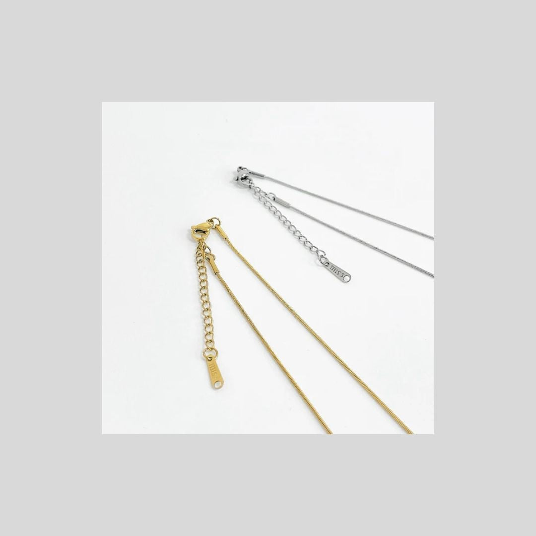 きれいめプルオーバーとネックレスのコーデセット