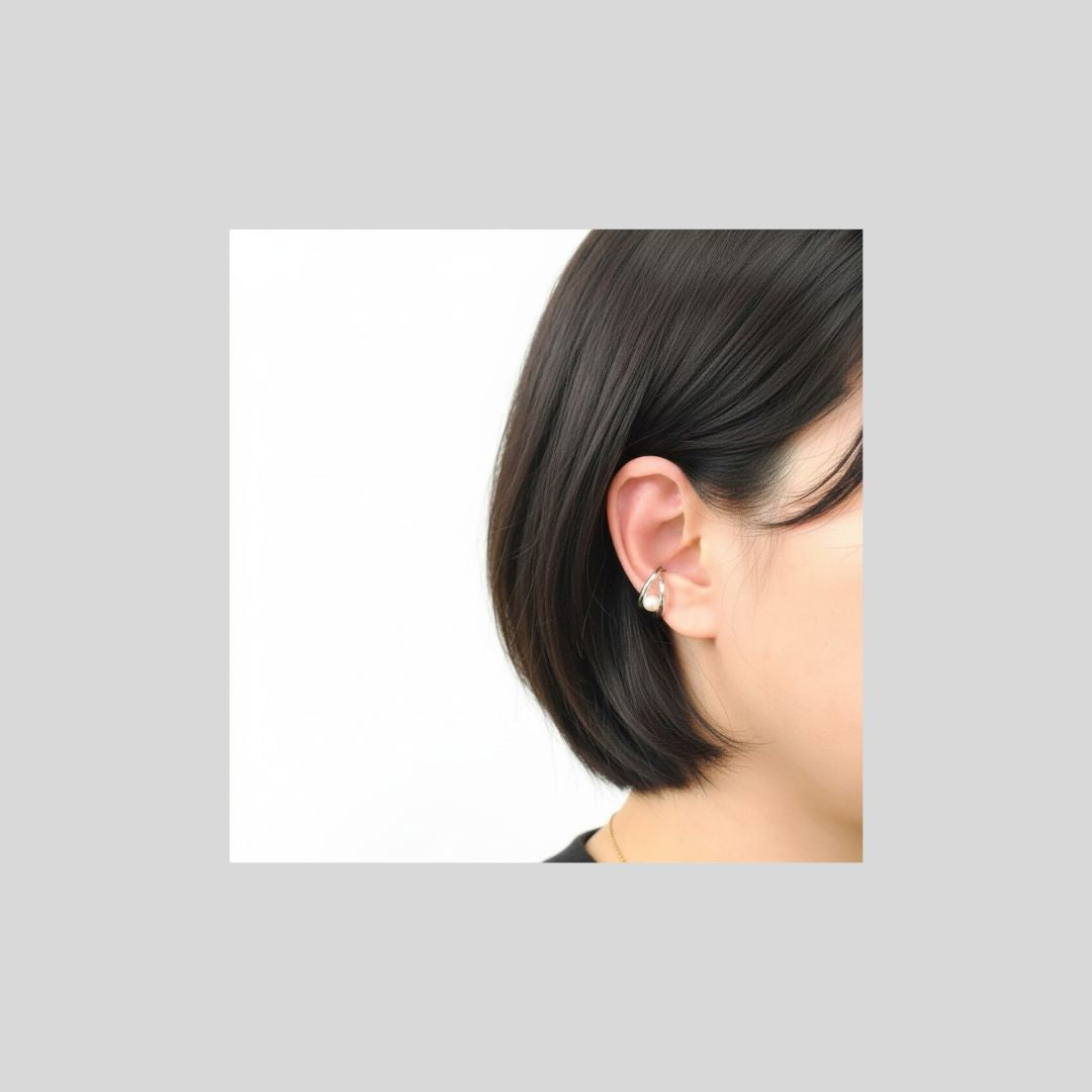 クロスラインが上品なイメージのイヤーカフ