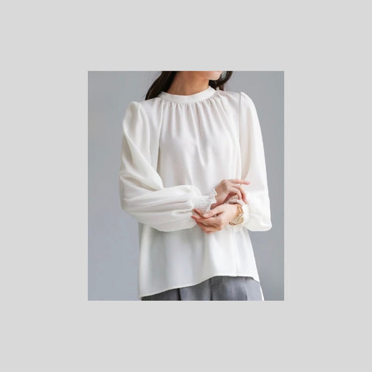 シンプルな袖口シャーリングブラウス